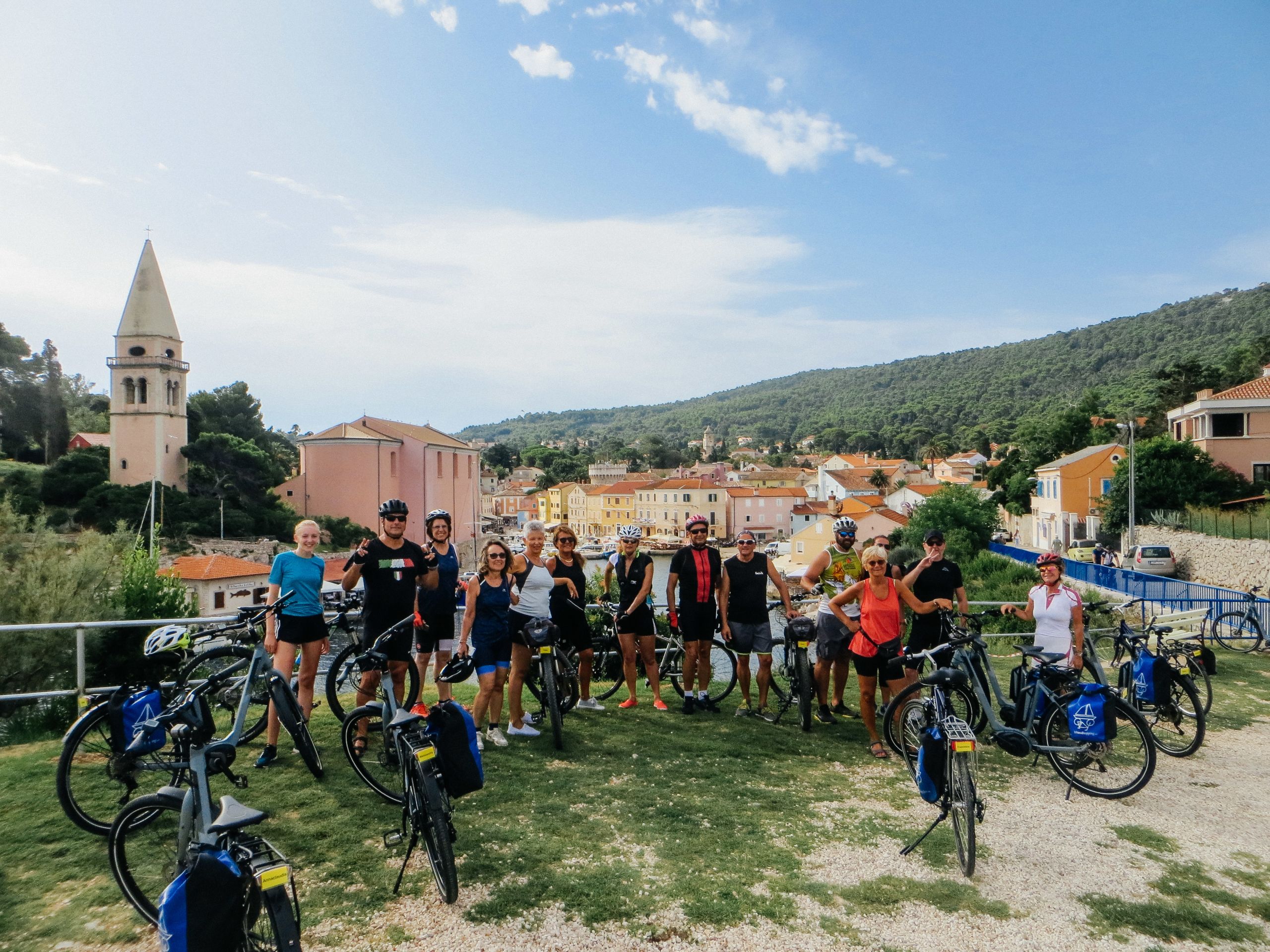Gruppo di ciclisti che si prepara per un'escursione, Golfo del Quarnaro, Croazia in bici e barca